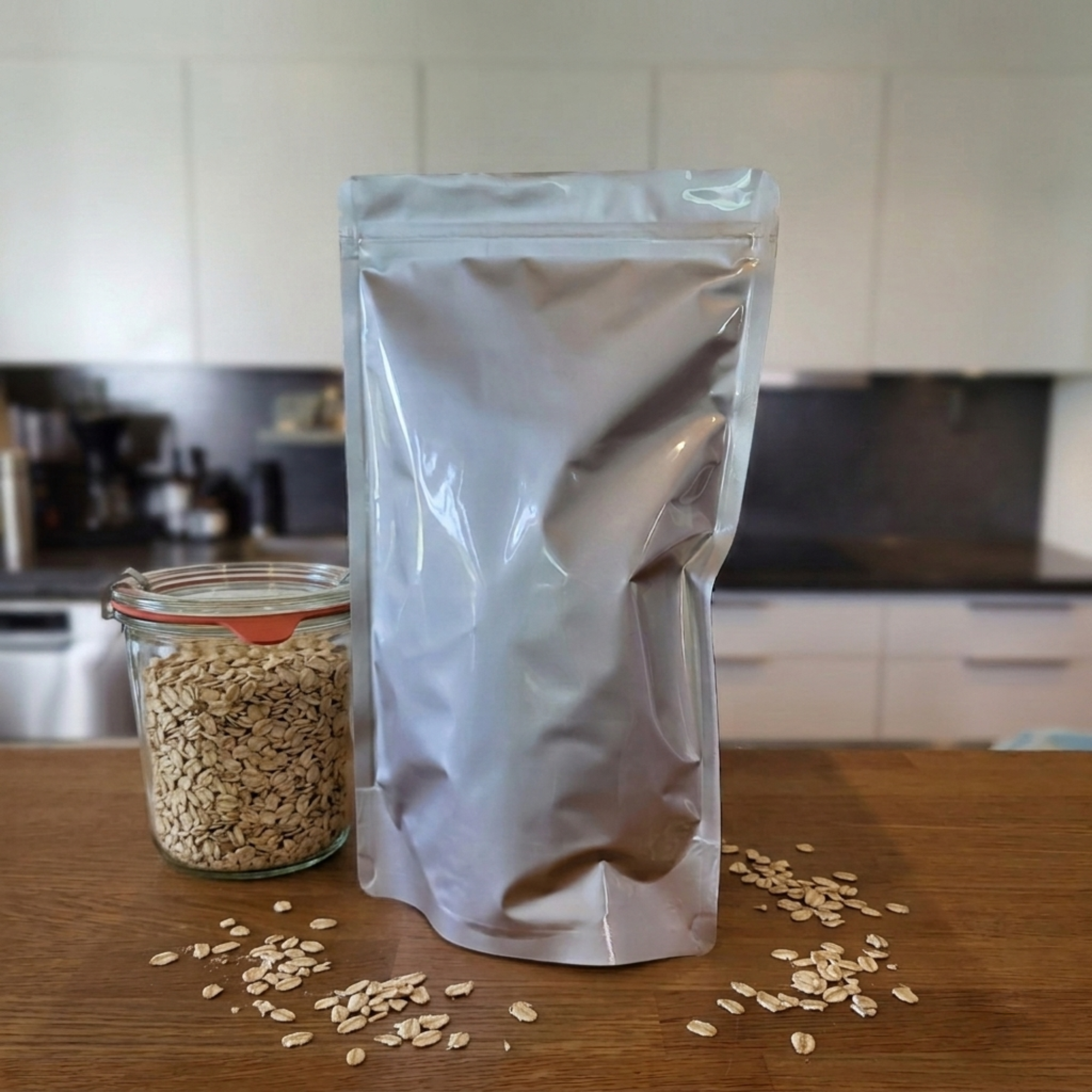 Mylarpåse 18x31 cm (1 liter) fylld på köksbänk med havre och glasburk
