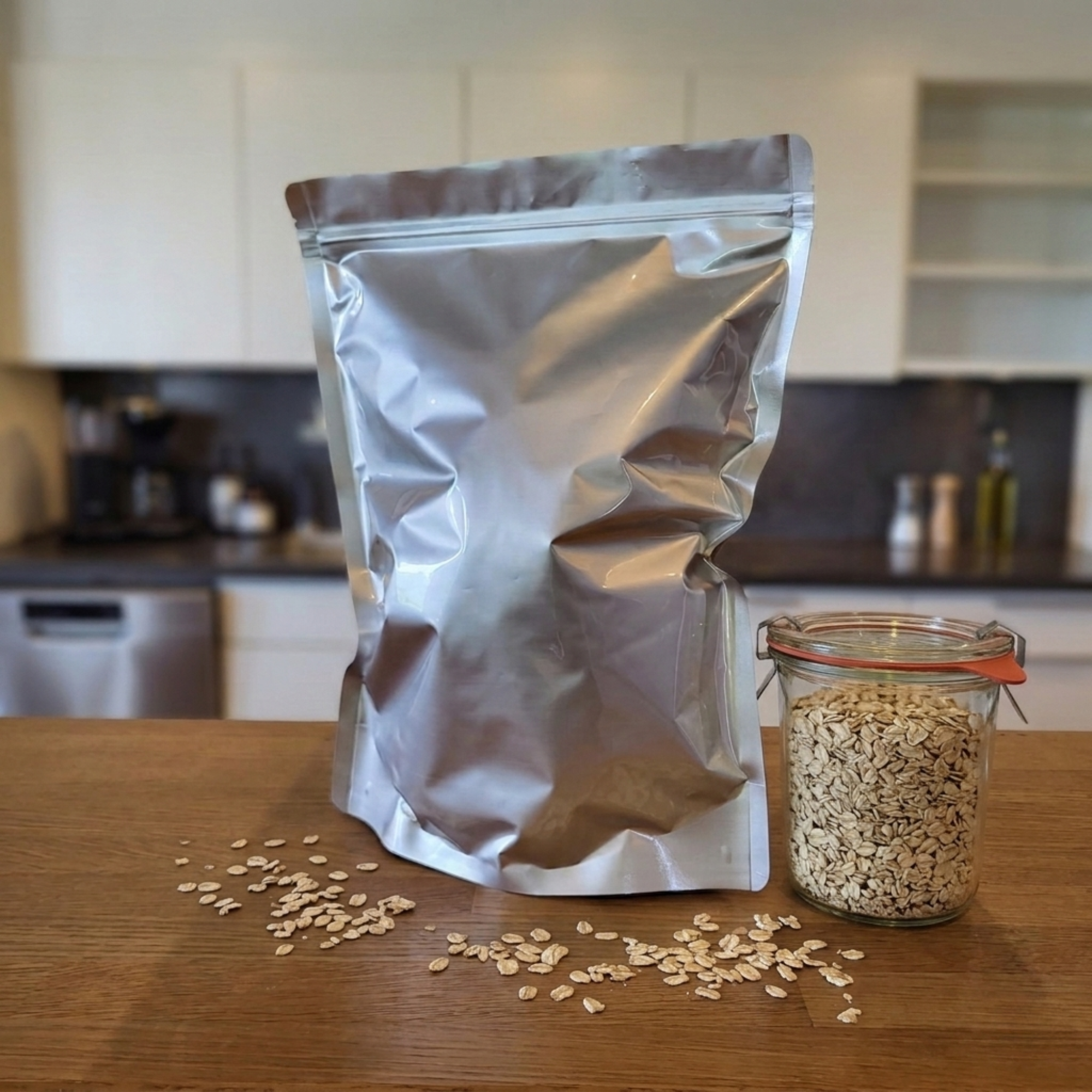 Mylarpåse 26x35 cm (3 liter) fylld på köksbänk med havre och glasburk